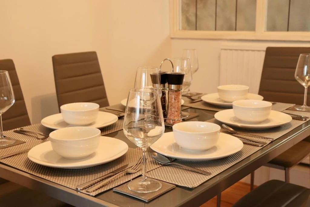 Lovely Staycation With Family Free Parking & Wifi Leeds  Extérieur photo