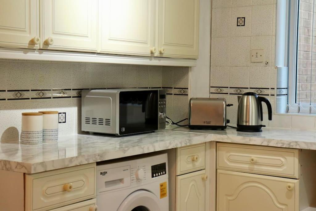 Lovely Staycation With Family Free Parking & Wifi Leeds  Extérieur photo