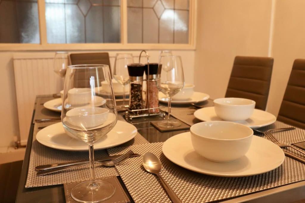 Lovely Staycation With Family Free Parking & Wifi Leeds  Extérieur photo