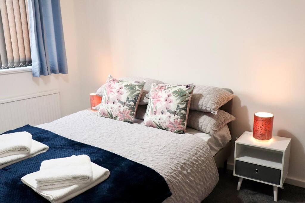 Lovely Staycation With Family Free Parking & Wifi Leeds  Extérieur photo