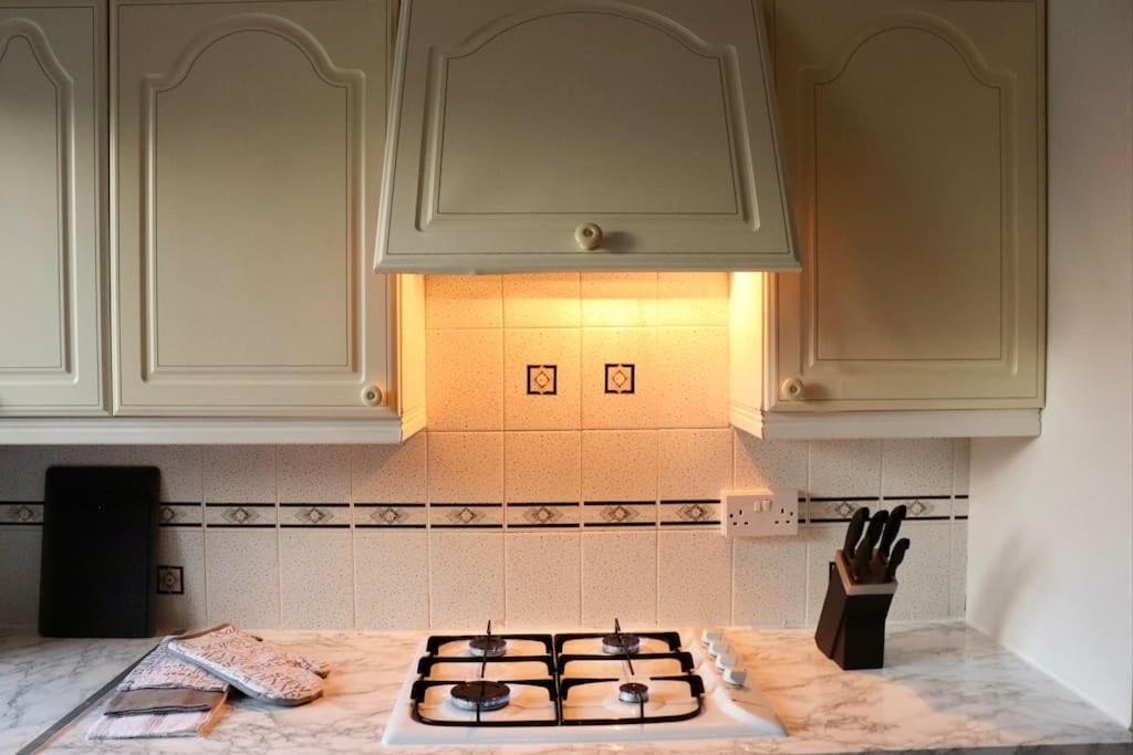Lovely Staycation With Family Free Parking & Wifi Leeds  Extérieur photo