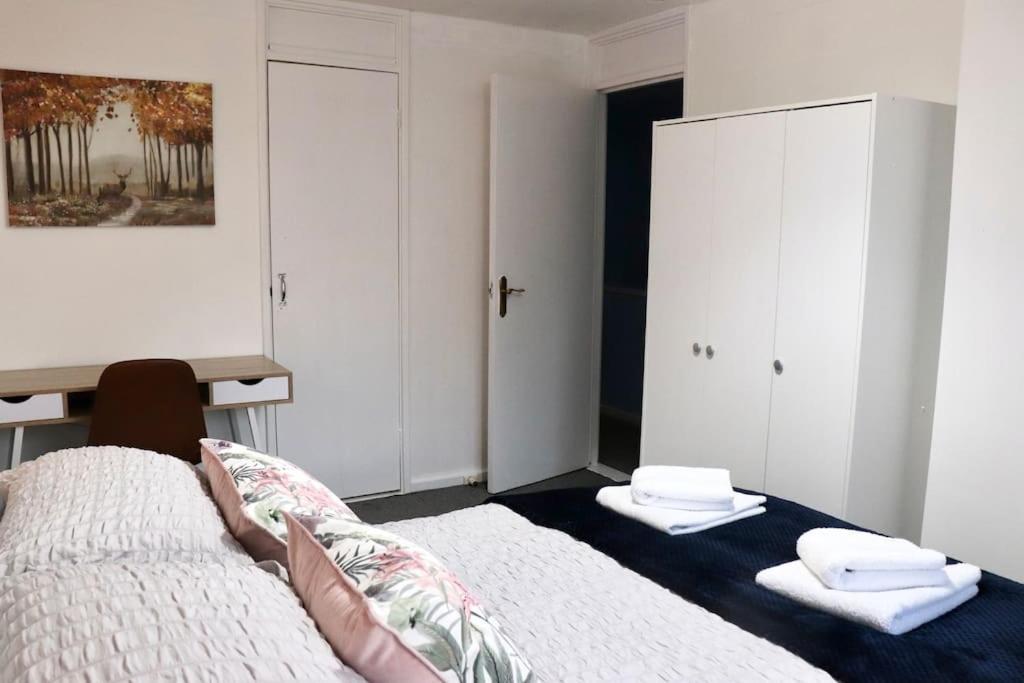 Lovely Staycation With Family Free Parking & Wifi Leeds  Extérieur photo