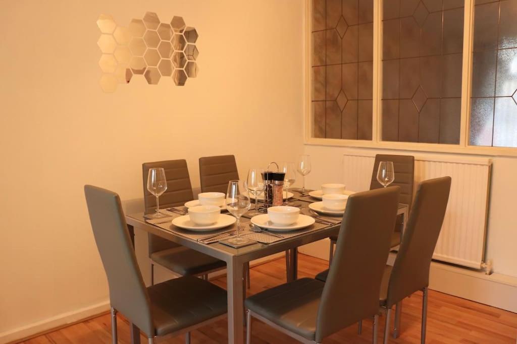Lovely Staycation With Family Free Parking & Wifi Leeds  Extérieur photo