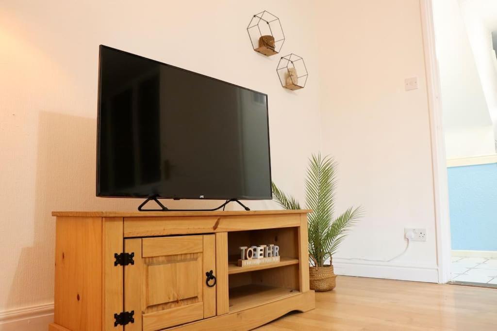 Lovely Staycation With Family Free Parking & Wifi Leeds  Extérieur photo