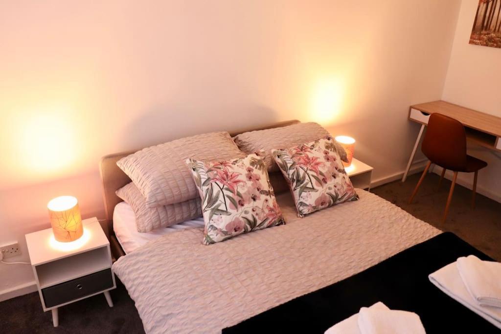 Lovely Staycation With Family Free Parking & Wifi Leeds  Extérieur photo