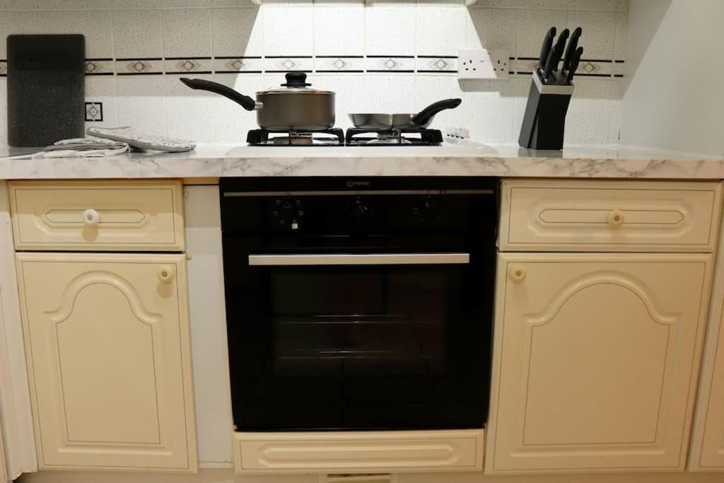 Lovely Staycation With Family Free Parking & Wifi Leeds  Extérieur photo