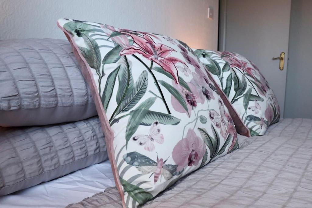 Lovely Staycation With Family Free Parking & Wifi Leeds  Extérieur photo