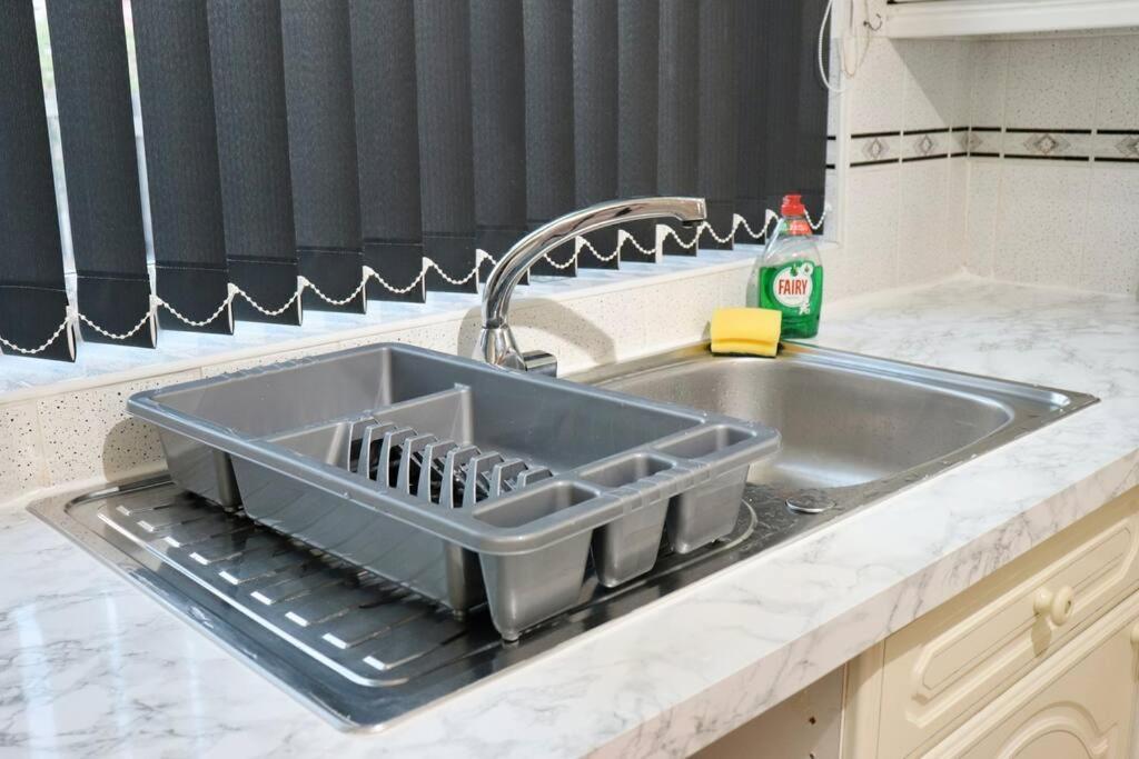 Lovely Staycation With Family Free Parking & Wifi Leeds  Extérieur photo