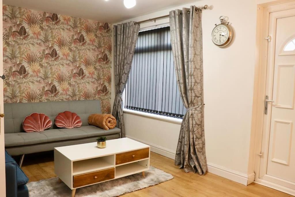 Lovely Staycation With Family Free Parking & Wifi Leeds  Extérieur photo