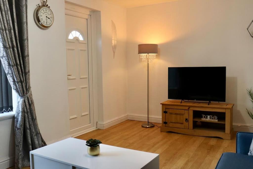 Lovely Staycation With Family Free Parking & Wifi Leeds  Extérieur photo