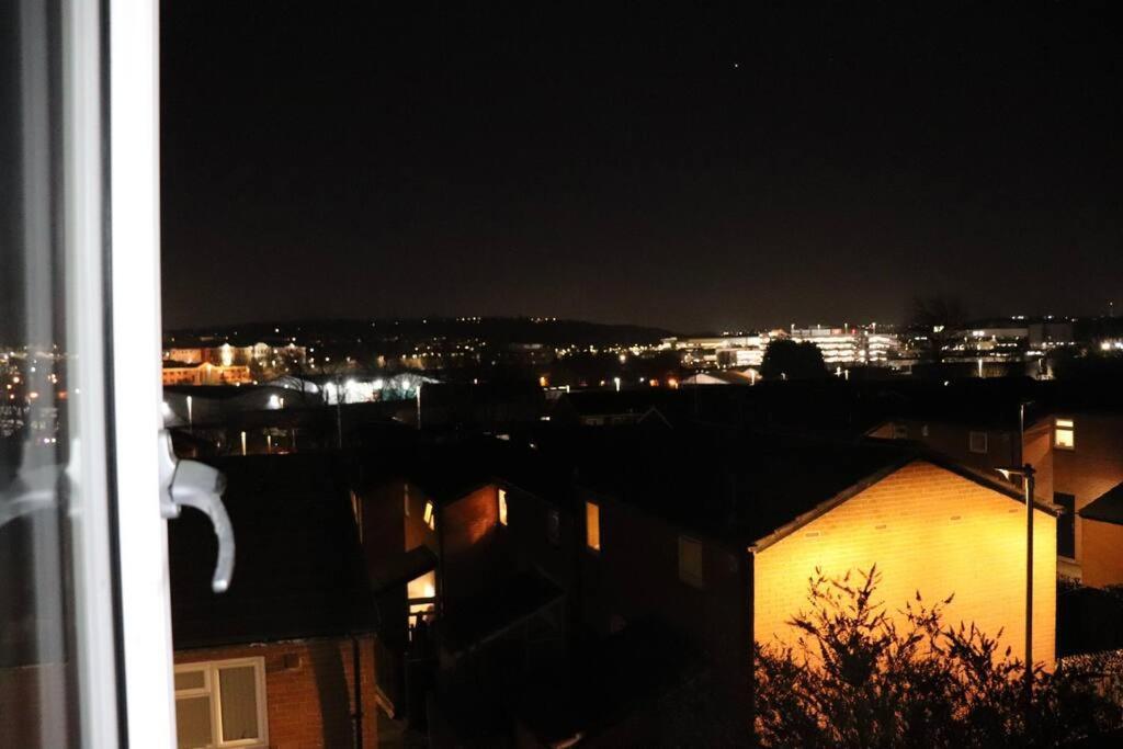 Lovely Staycation With Family Free Parking & Wifi Leeds  Extérieur photo