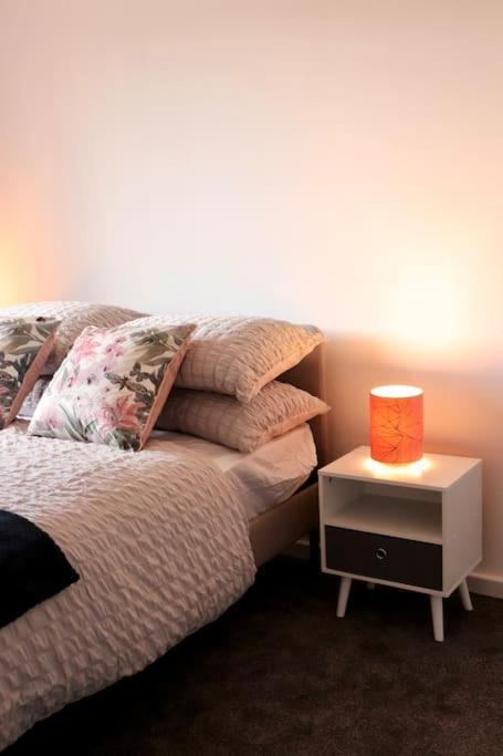 Lovely Staycation With Family Free Parking & Wifi Leeds  Extérieur photo