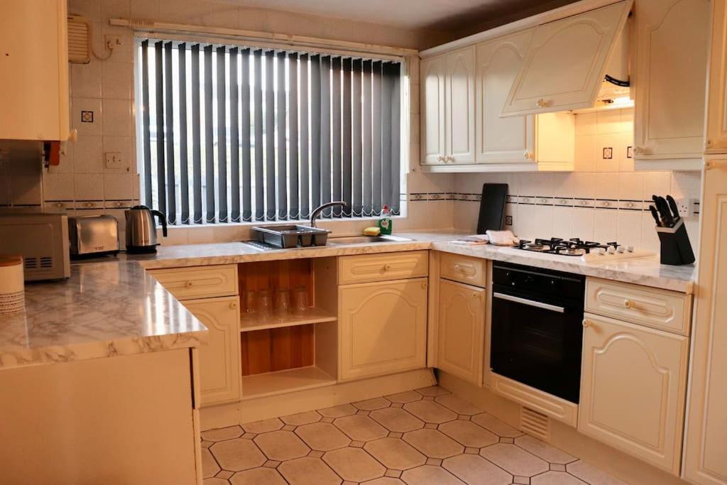 Lovely Staycation With Family Free Parking & Wifi Leeds  Extérieur photo