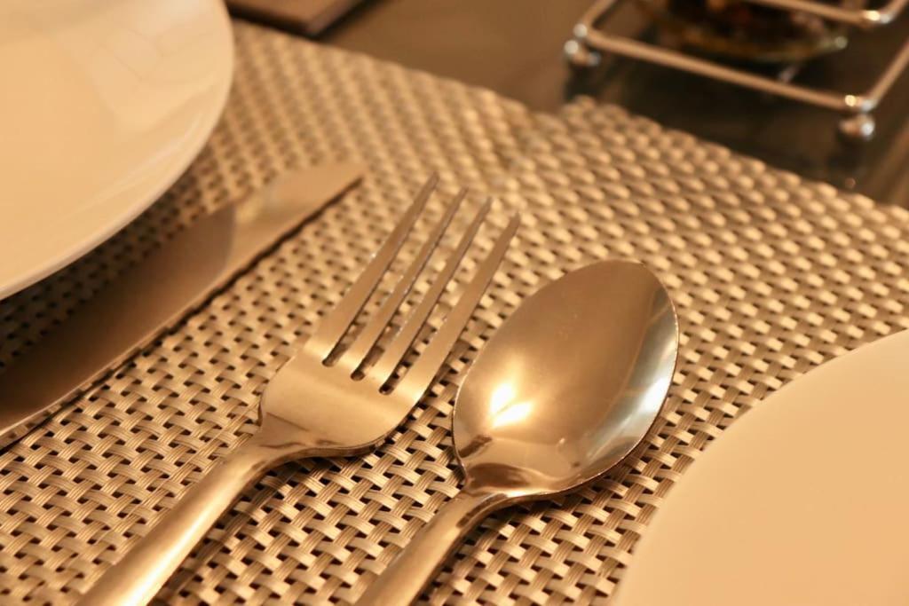 Lovely Staycation With Family Free Parking & Wifi Leeds  Extérieur photo