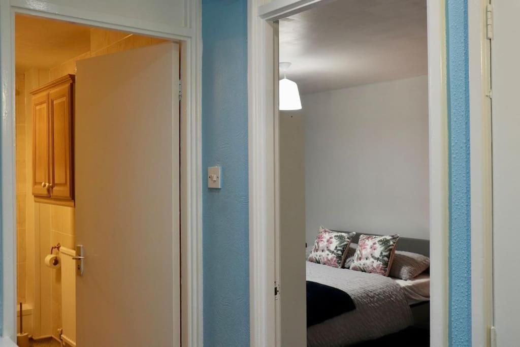 Lovely Staycation With Family Free Parking & Wifi Leeds  Extérieur photo