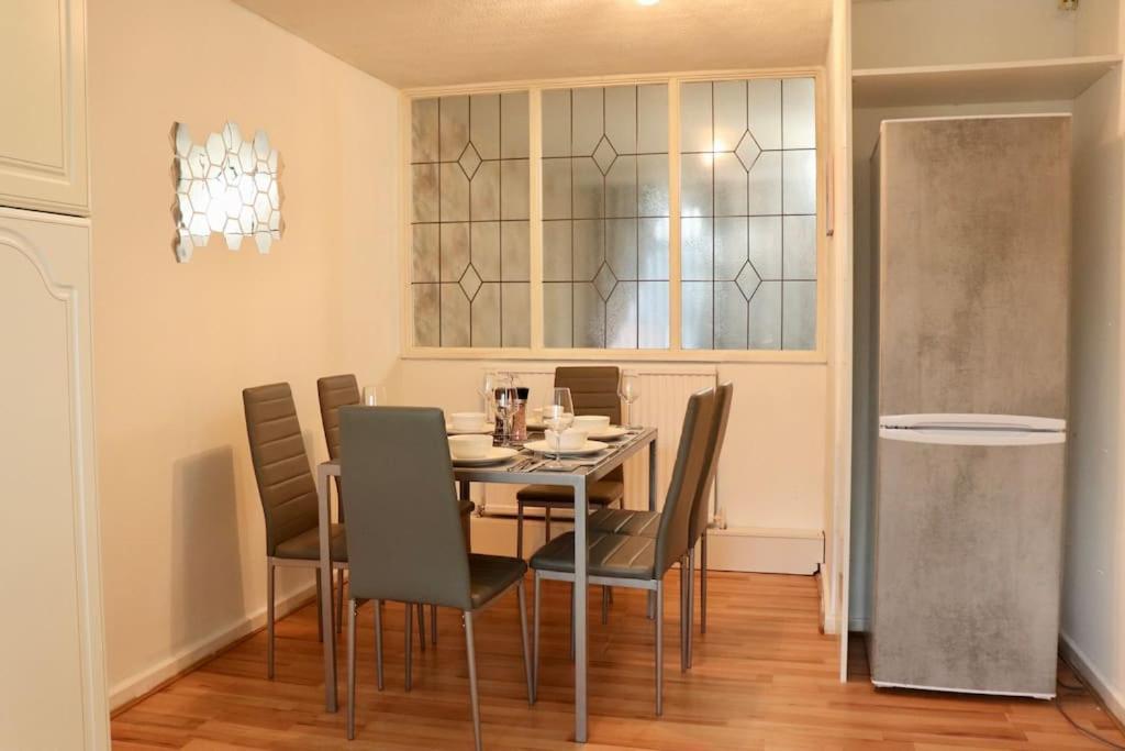 Lovely Staycation With Family Free Parking & Wifi Leeds  Extérieur photo