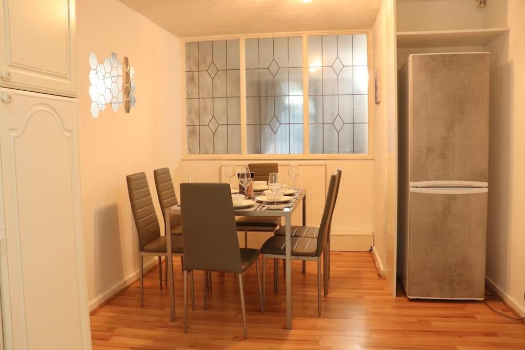 Lovely Staycation With Family Free Parking & Wifi Leeds  Extérieur photo